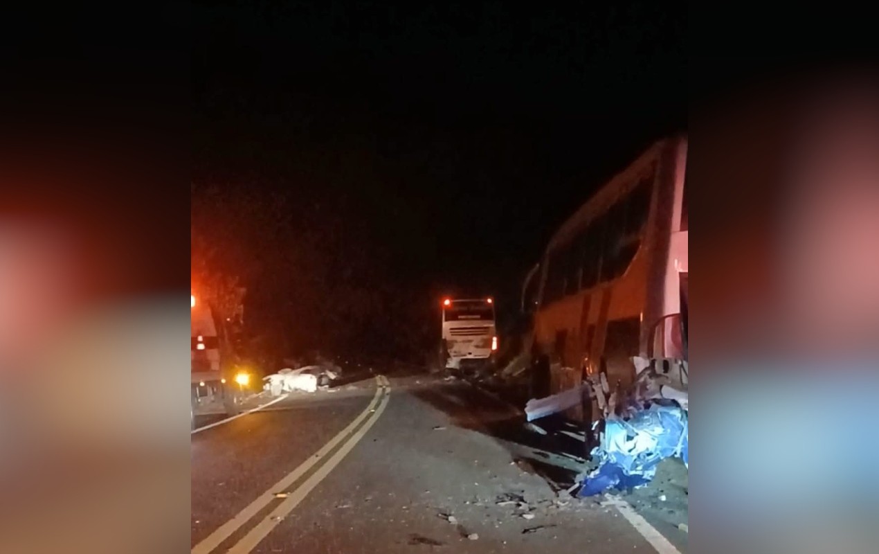 Homem morre em acidente envolvendo carro e dois ônibus na SP-287 em Piraju