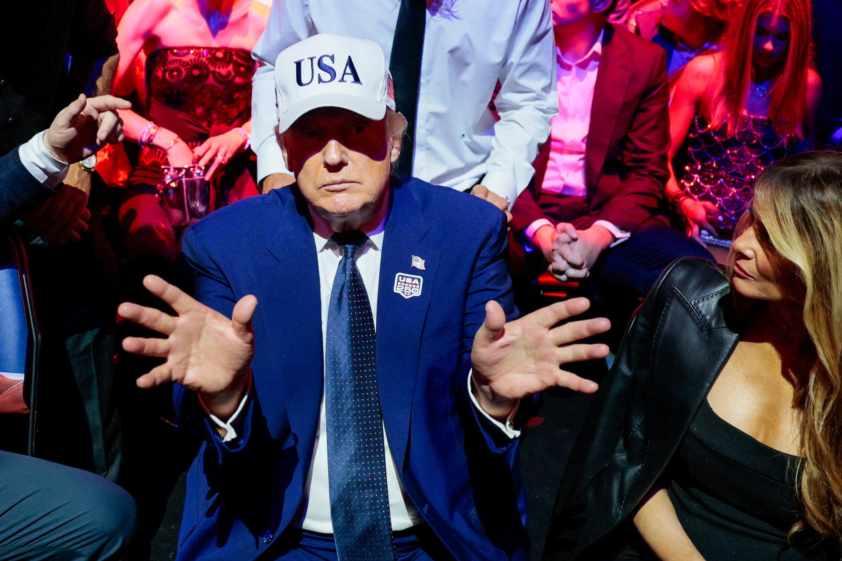 Nas vésperas do G7, Trump ameaça impor tarifa de 100% sobre vinhos franceses