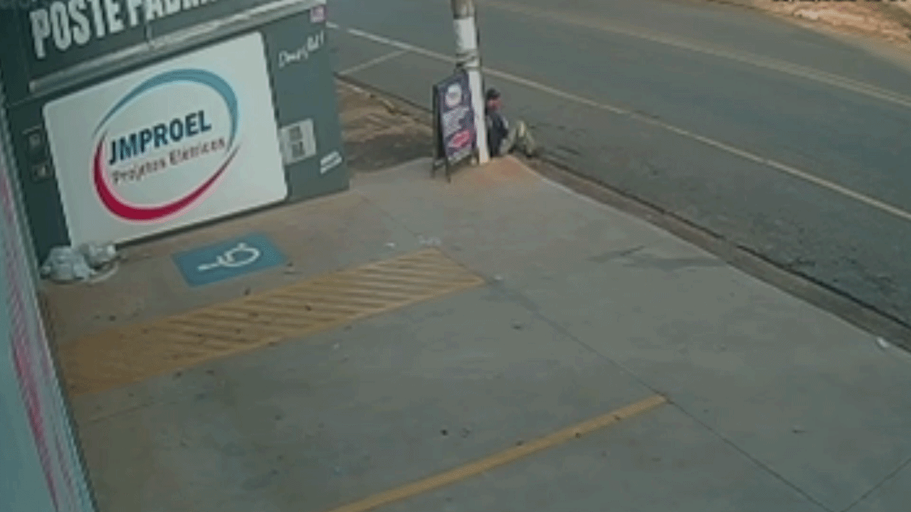 VÍDEO: homem sentado em calçada escapa por um triz de ser atingido por caminhonete que bateu em poste