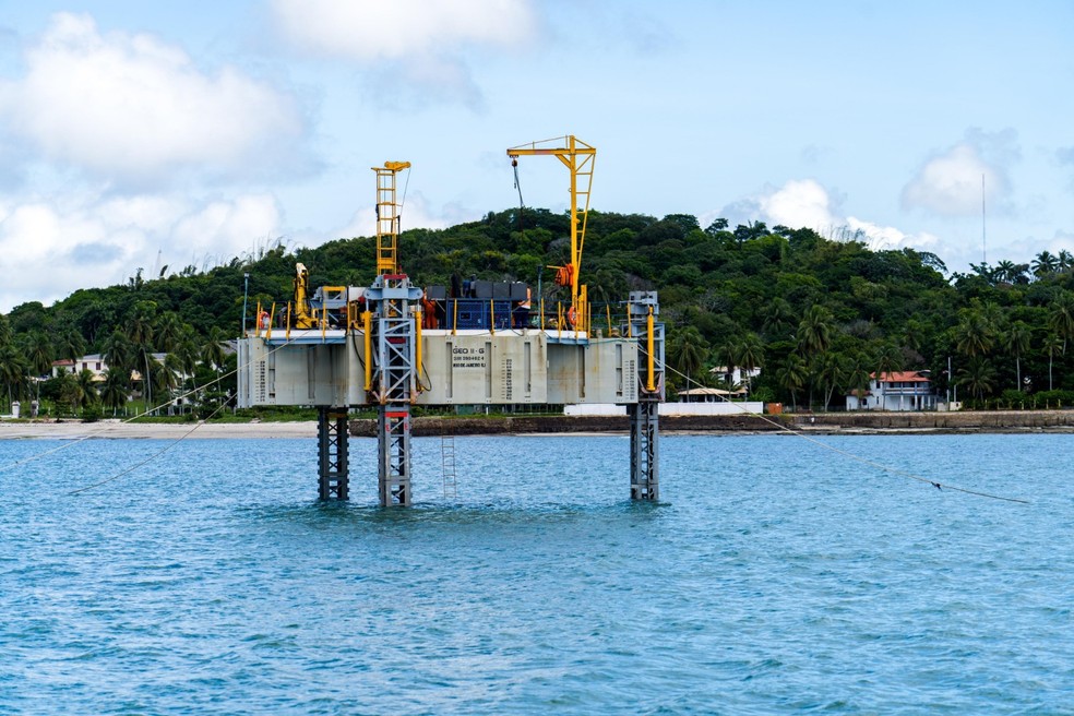 Plataforma de sondagem em águas rasas da Ponte Salvador-Itaparica — Foto: Kiko Silva