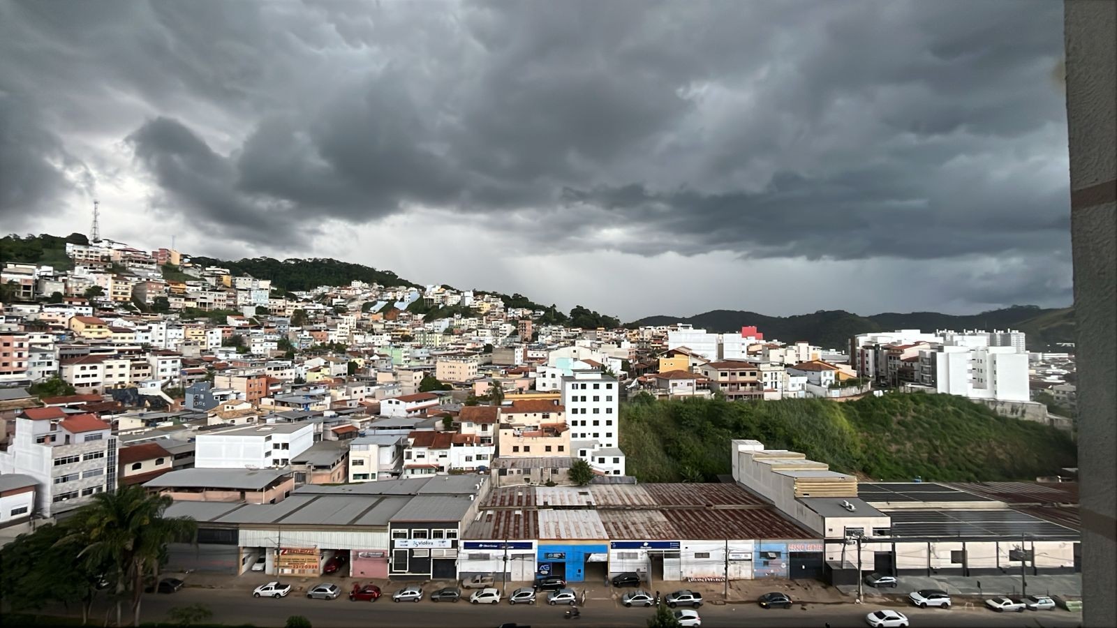 Área de baixa pressão mantém tempo nublado e com grande amplitude térmica em Juiz de Fora