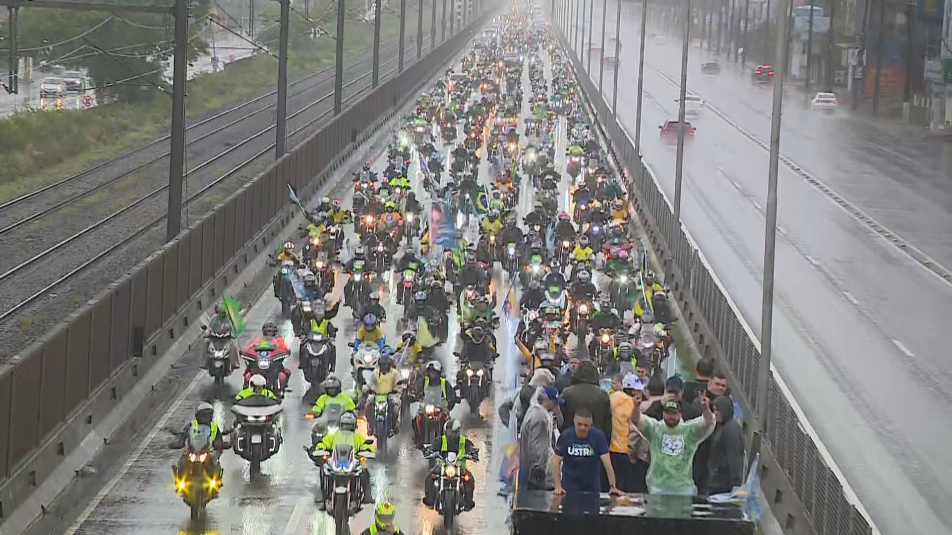 Apoiadores de Flávio Bolsonaro percorrem Porto Alegre em motociata neste sábado
