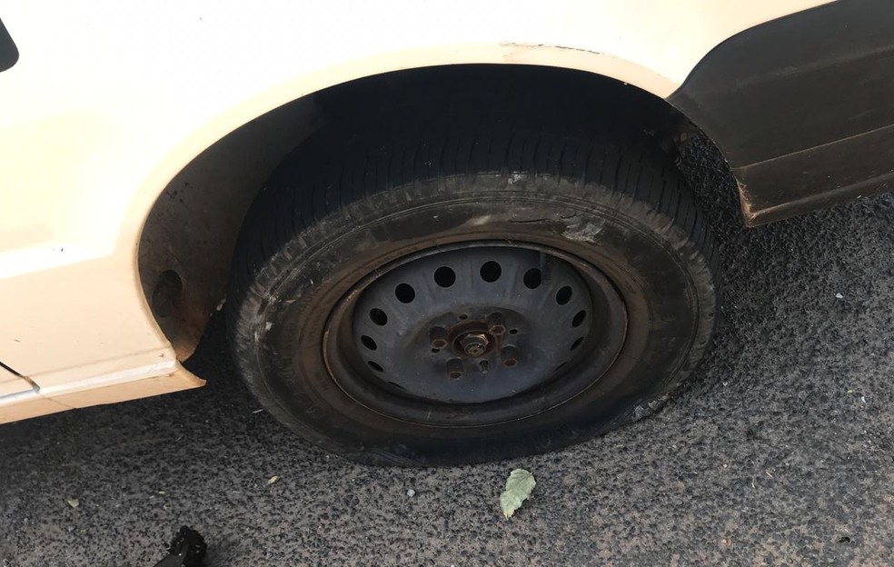 Ambulante fura pneu de carro da Prefeitura de Presidente Prudente e caso  vai parar na delegacia, Presidente Prudente e Região