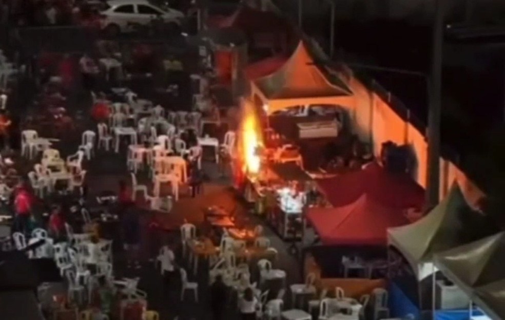 Incêndio em barracas de alimentação durante festival gospel em Mossoró — Foto: Reprodução
