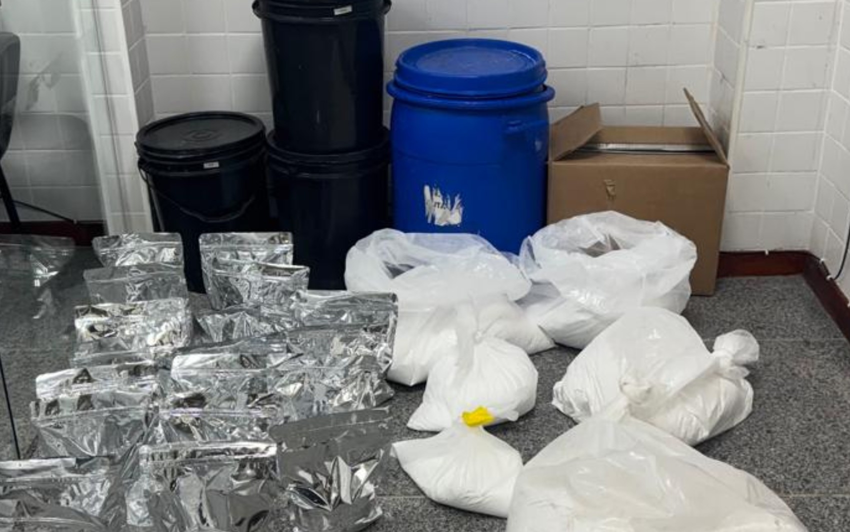 Cerca de 100 kg de cocaína são apreendidos em laboratório de drogas clandestino em Feira de Santana