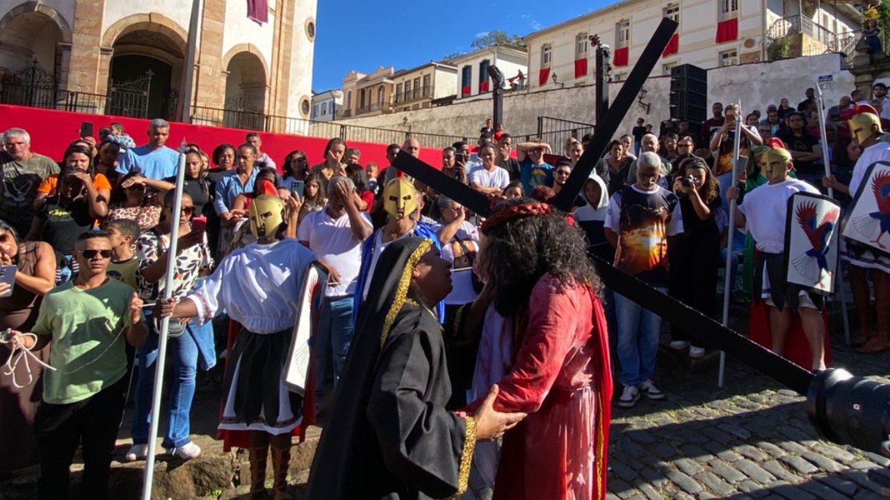 Ruas históricas de Ouro Preto viram palco da Via-Sacra na Sexta-feira da Paixão