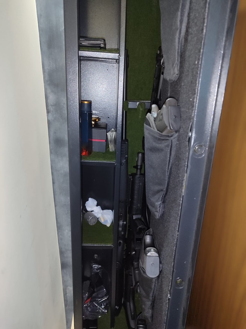 Armas apreendidas em casa alvo de operação — Foto: PF/Reprodução