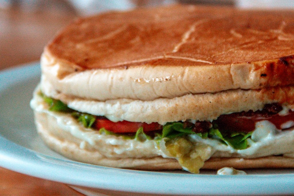 Você conhece o 'xis' gaúcho? Diferente do 'x-tudo' e do 'cheeseburger', prato típico tem festival no RS com direito a lanche de 24 kg e até versão doce