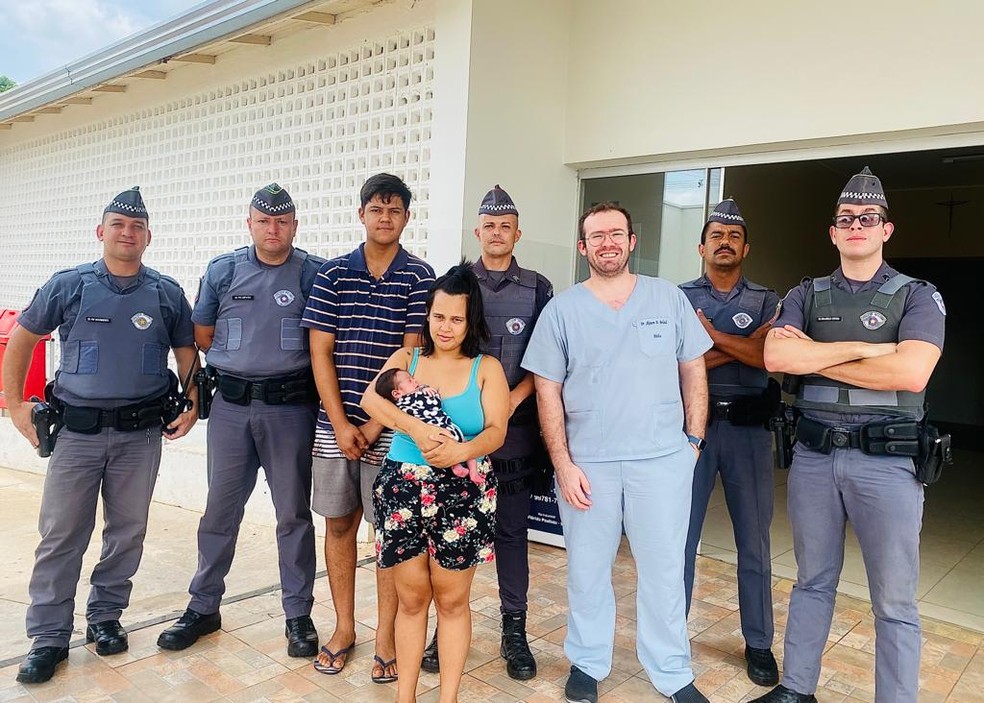 Policiais militares ajudaram a salvar a pequena Ana Clara, em Flórida Paulista (SP) — Foto: Polícia Militar