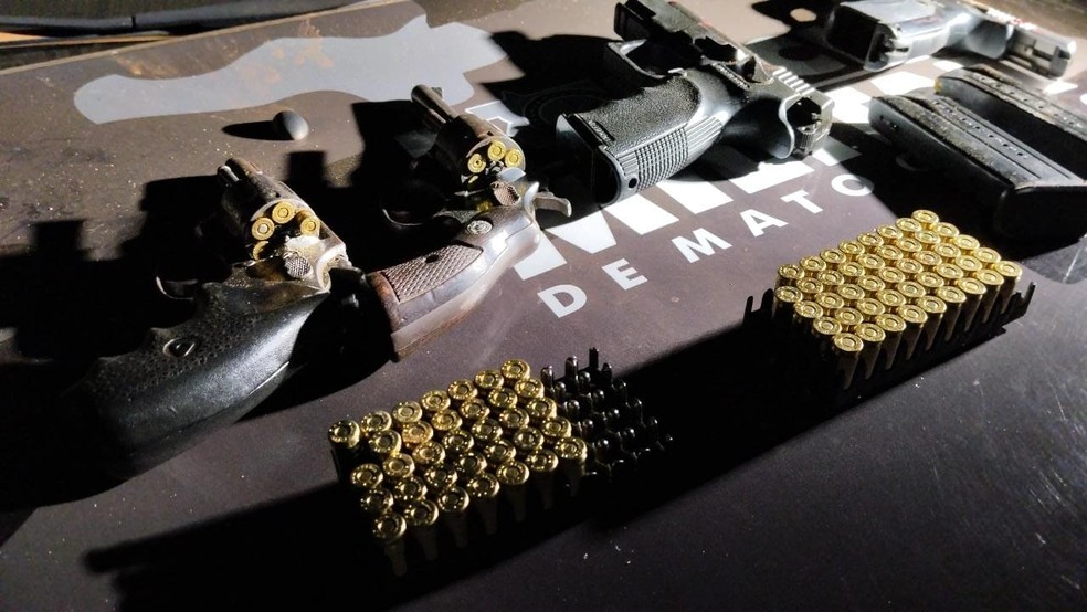 Foram apreendidas quatro armas e munições — Foto: Polícia Militar