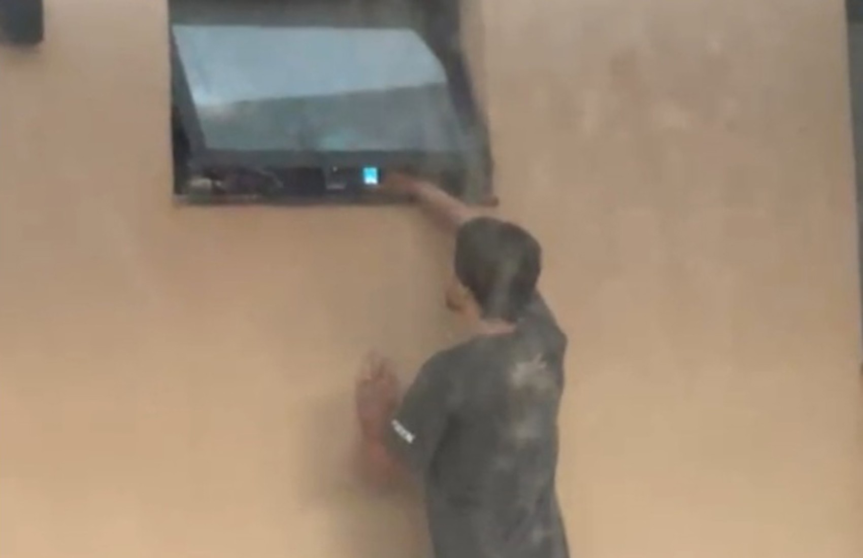 Homem é flagrado filmando mulher no banho em Jaboticabal, SP; vídeo