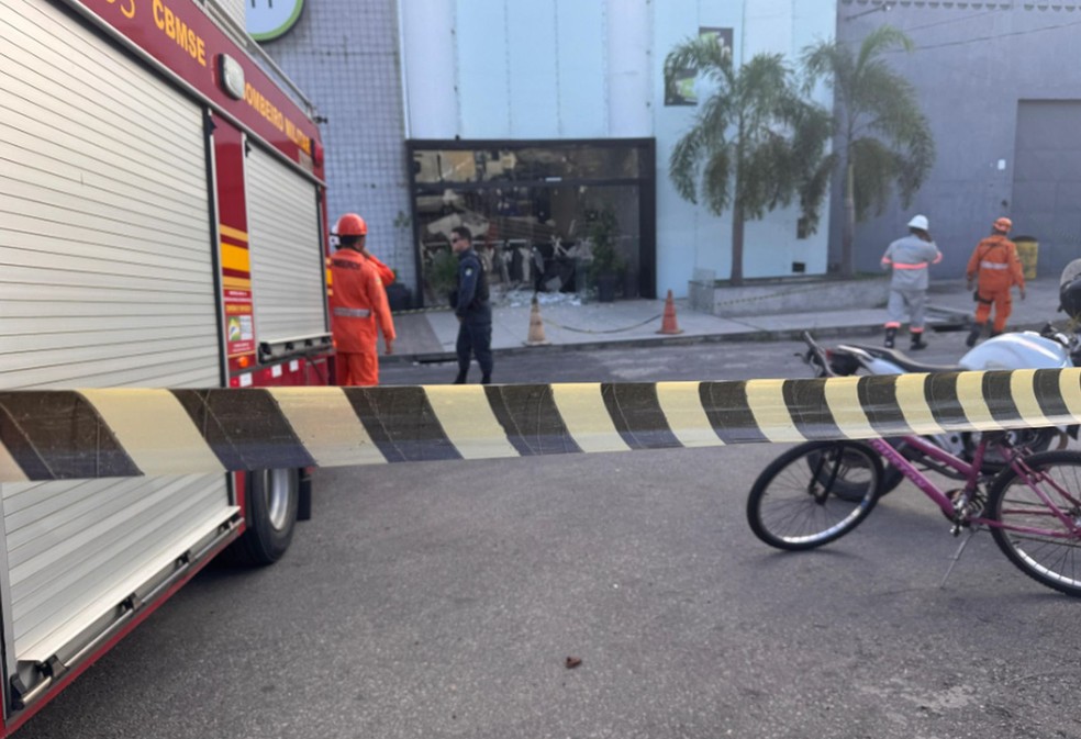 Academia foi isolada durante ação do corpo de Bombeiros e da Defesa Civil — Foto: Kedma Ferr/TV Sergipe