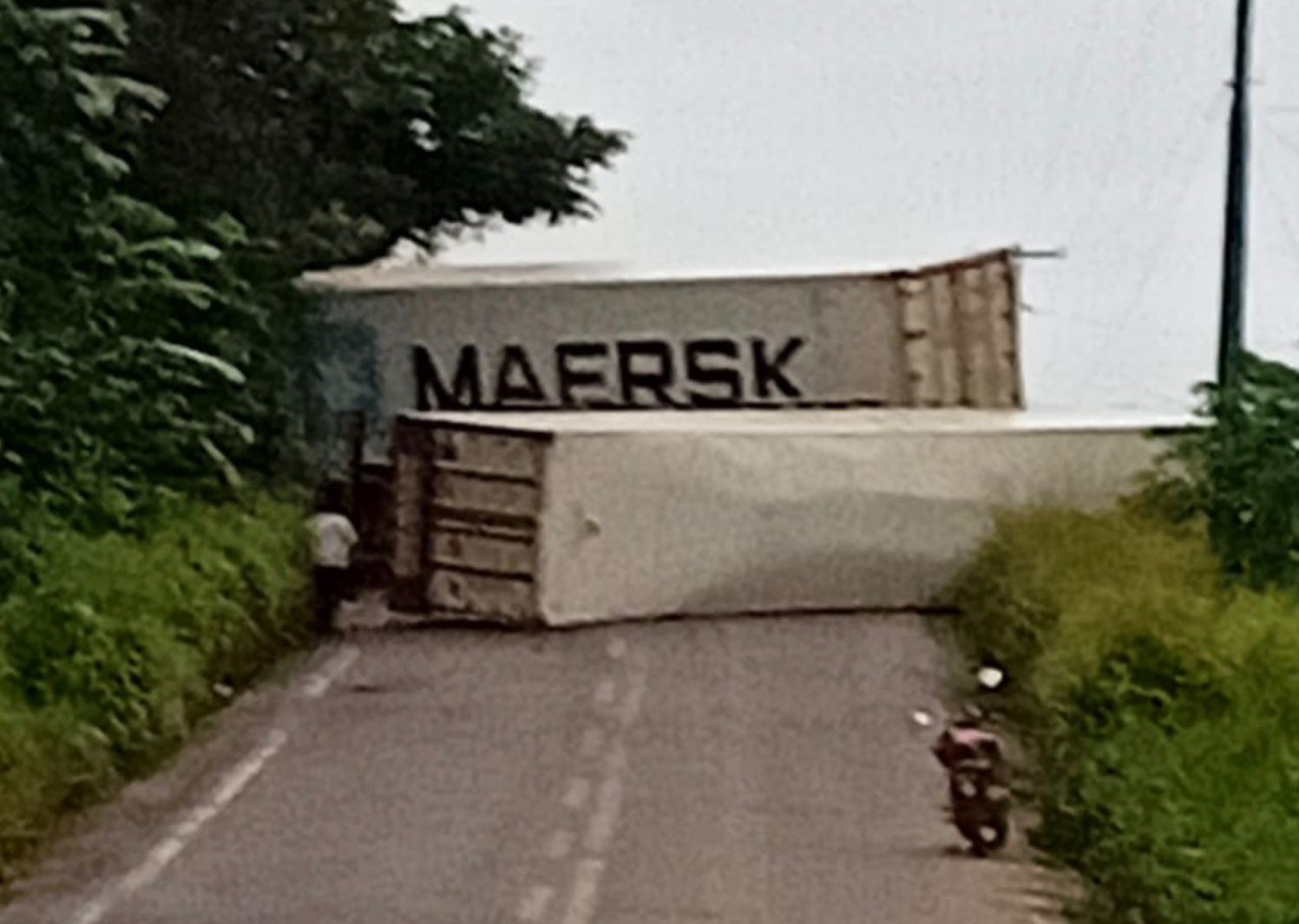 Caminhão tomba na BR-174 e bloqueia os dois sentidos da rodovia em Presidente Figueiredo