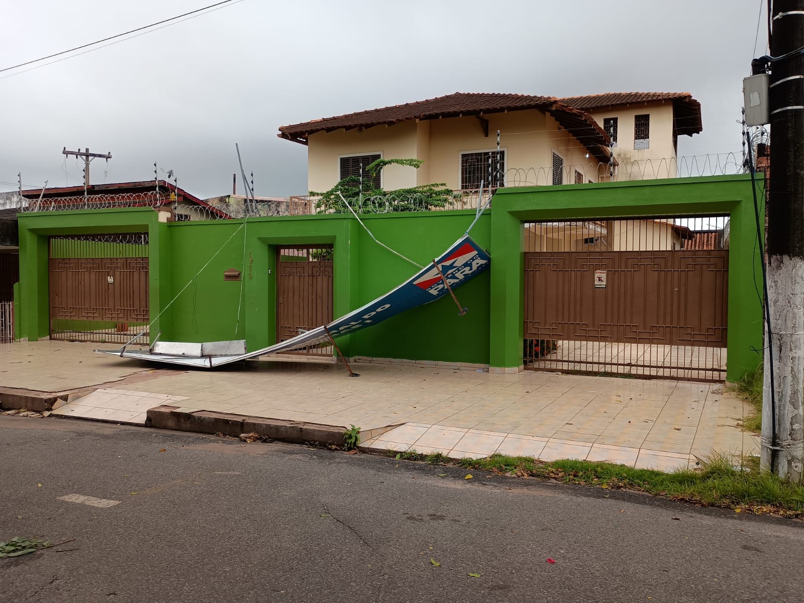 Vendaval causa destelhamentos e queda de árvores em Santarém