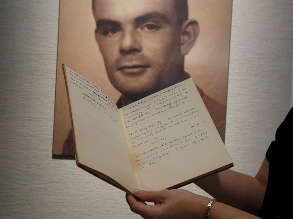 Um caderno manuscrito de 56 páginas que pertenceu ao pioneiro da computação Alan Turing é leiloado em Nova York — Foto: REUTERS/Bobby Yip
