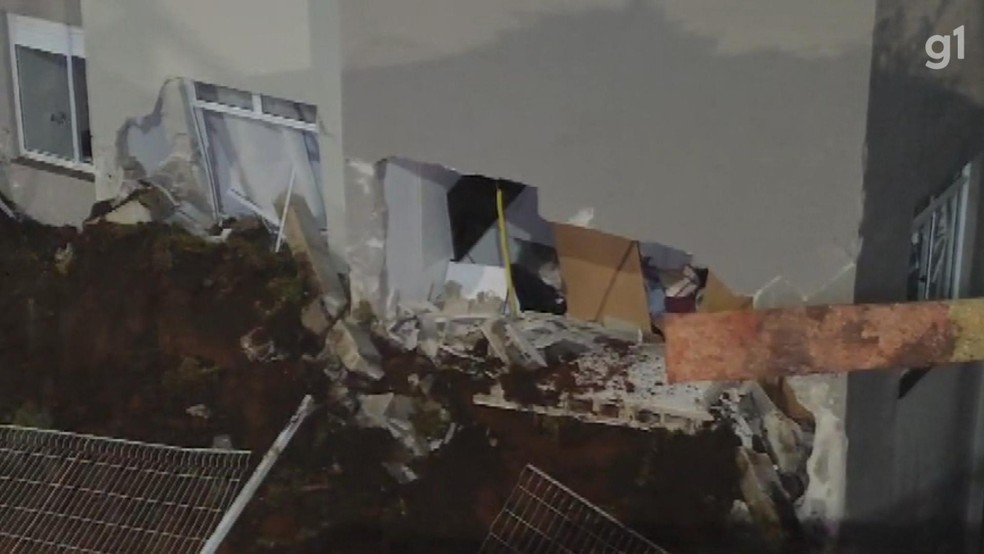 Muro de contenção desaba em condomínio do Paraná — Foto: Reprodução/RPC