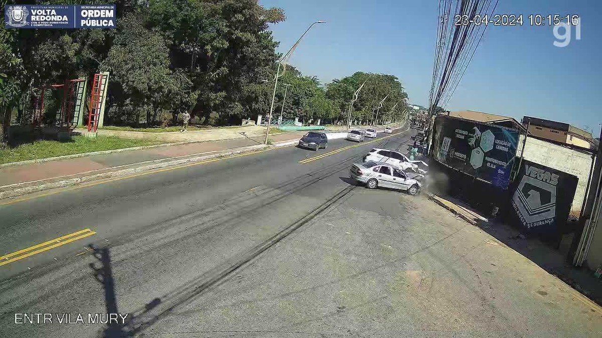 VÍDEO: Batida entre dois carros deixa feridos em Volta Redonda
