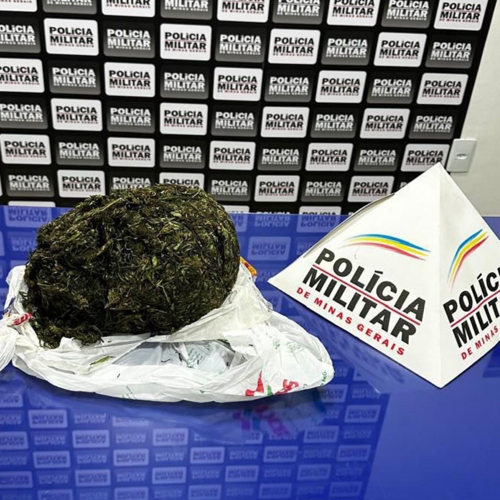 Mulher é presa por tráfico em blitz após policiais sentirem cheiro de maconha no carro dela