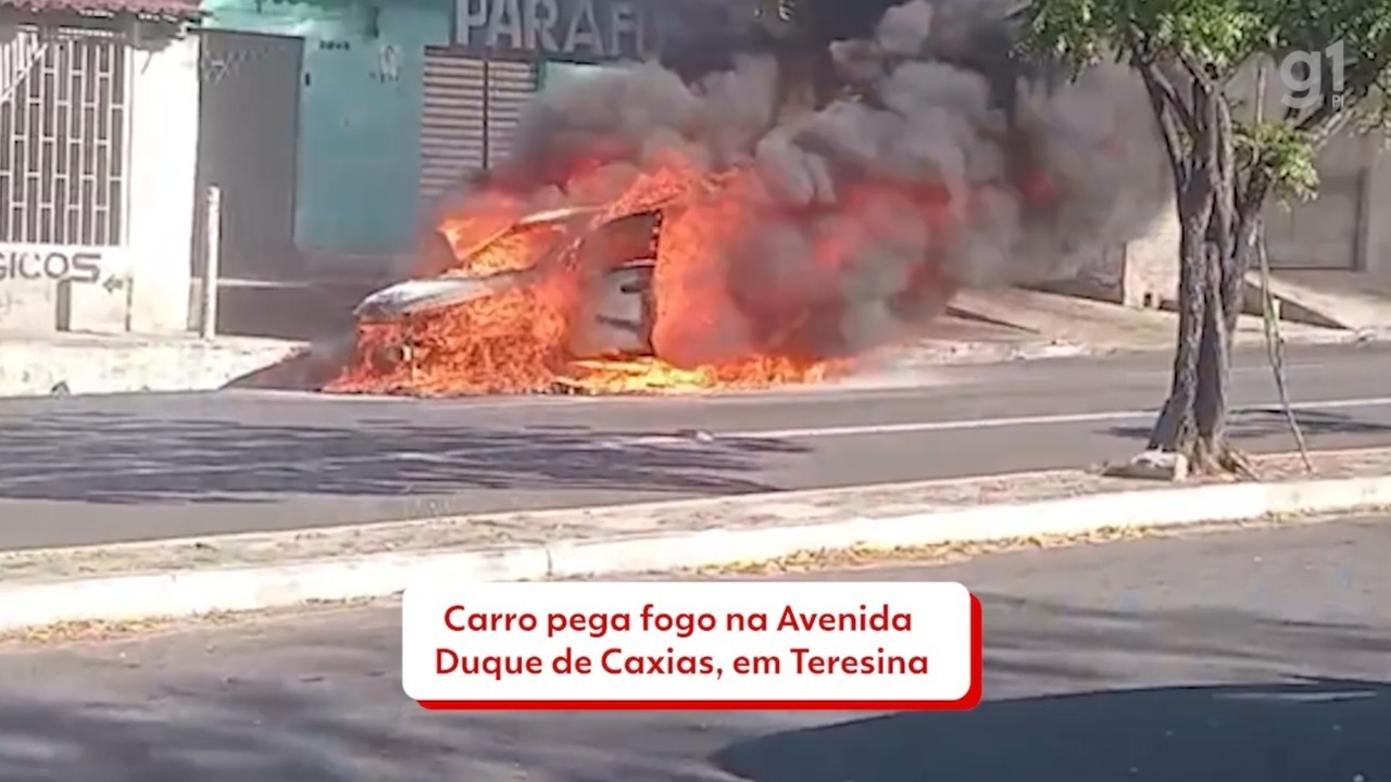 Vídeo: Carro pega fogo e fica totalmente destruído na Avenida Duque de Caxias, na Zona Norte de Teresina