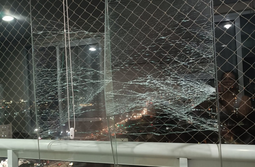 Segundo moradores, o impacto quebrou vidros de vários apartamentos num prédio que fica próximo ao local da explosão. — Foto: Reprodução