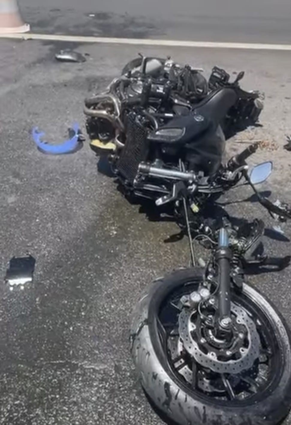 Acidente entre duas motos deixa dois feridos na BR-101, em Angra dos Reis 