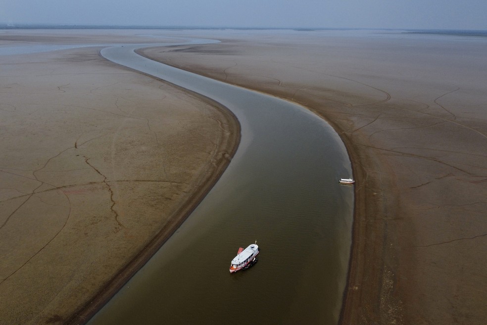 Um barco viaja por um trecho do rio Amazonas afetado pela seca, perto do município de Manacapuru, na Região Metropolitana de Manaus, em 27 de setembro de 2023. — Foto: AP Photo/Edmar Barros