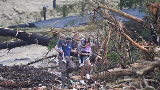 Buscas por 27 meninas desaparecidas após enchente no Texas seguem neste domingo; incidente deixa 52 mortos