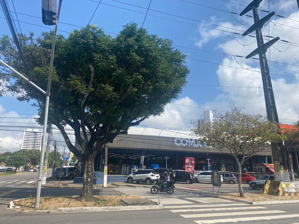 Homens invadem loja de materiais de construção, rendem funcionários e roubam dinheiro de cofre em Natal — Foto: André Luís