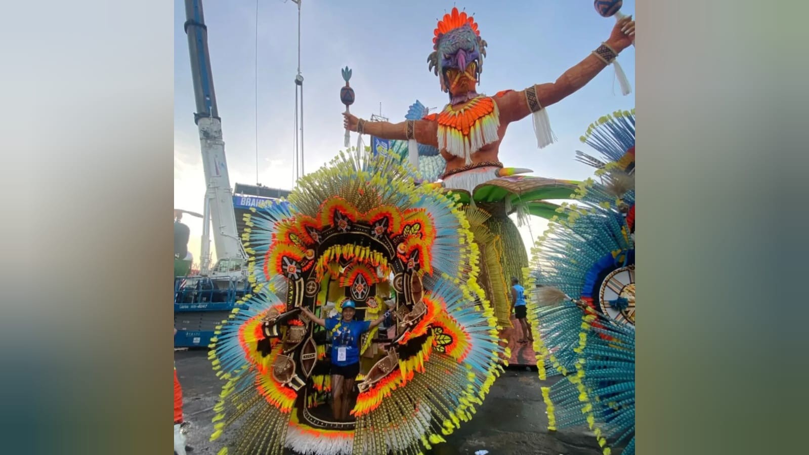 Indígena de Alter do Chão representa a 'força do Tapajós' como item do Boi Caprichoso em Parintins