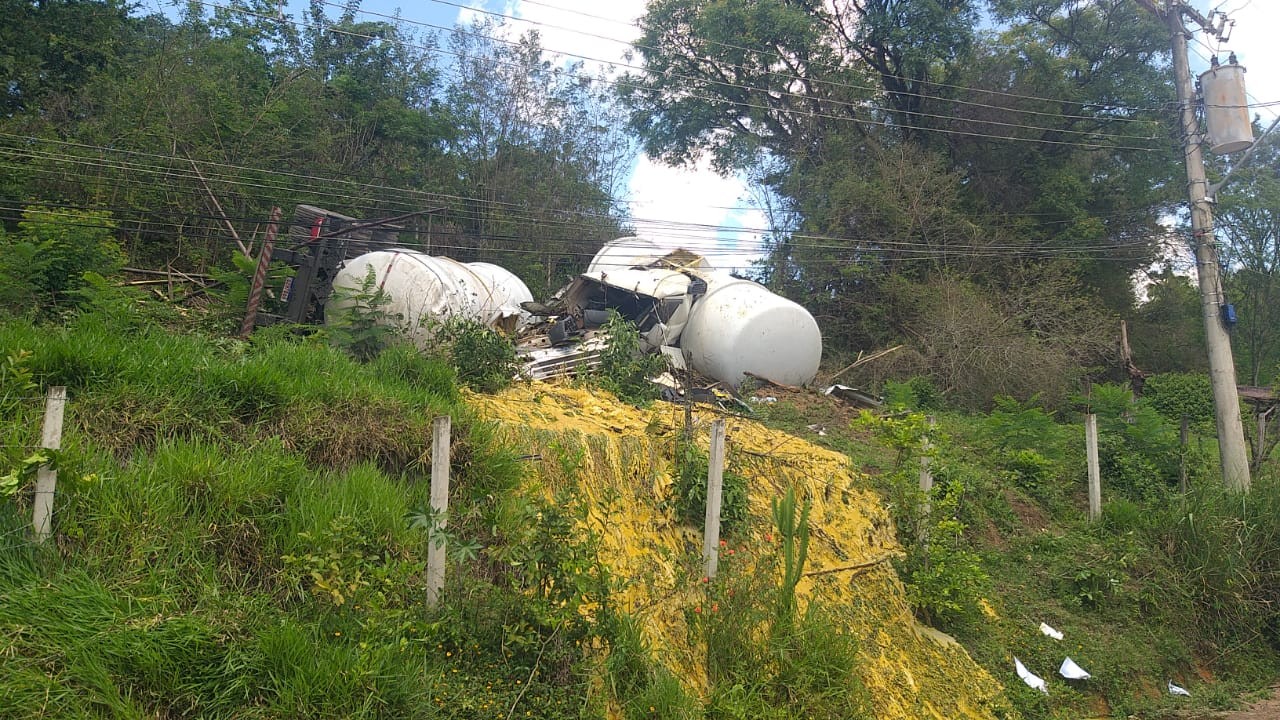 Motorista morre após caminhão tombar em rodovia de Amparo