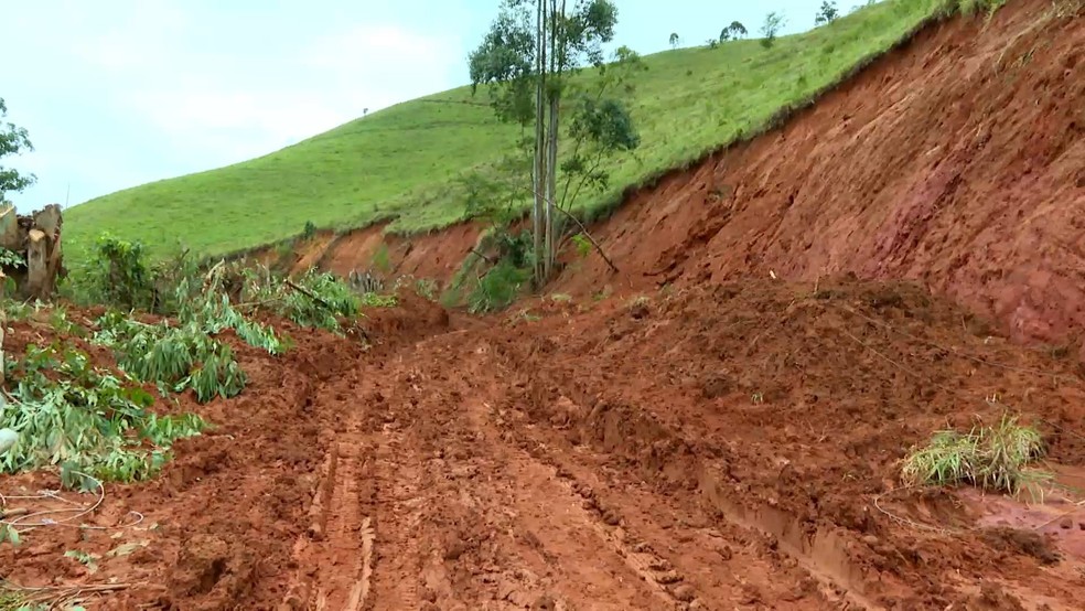 Deslizamentos de terra provocados pela chuva, em Mimoso do Sul, dificultaram o escoamento de produtos agrícolas. Espírito Santo. — Foto: TV Gazeta
