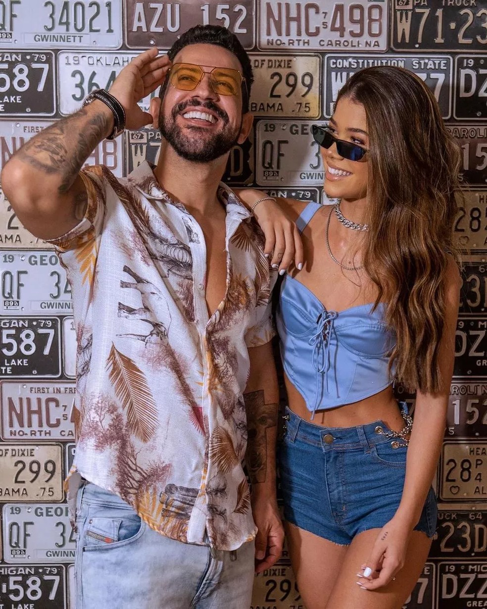 Dennis DJ e Tília, filha do produtor, posam juntos — Foto: Divulgação/Instagram da cantora