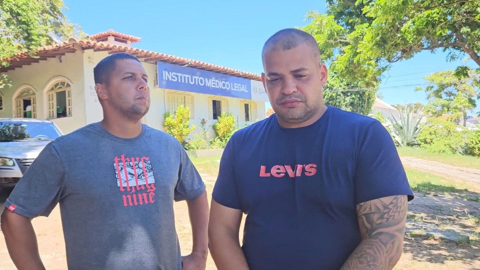 Amigo à esquerda e irmão da vítima à direita — Foto: Mariana Couto