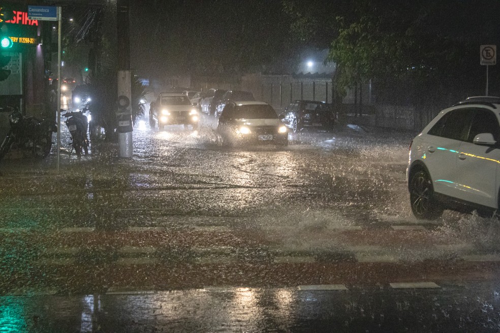 Forte chuva atinge a cidade de São Paulo no final da tarde e início de noite desta terça (13). — Foto: Yuri Murakami/FotoArena/Estadão Conteúdo