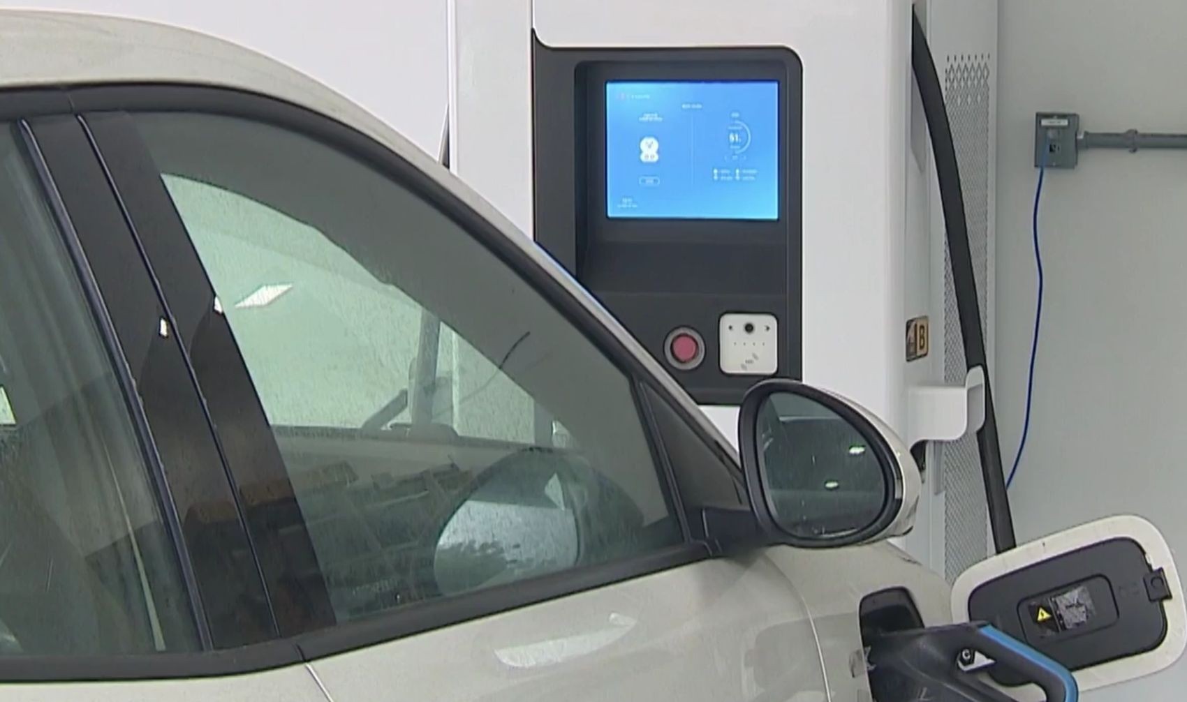 Condomínios e estabelecimentos comerciais deverão reinstalar carregadores de carros elétricos em área aberta, define MPSE