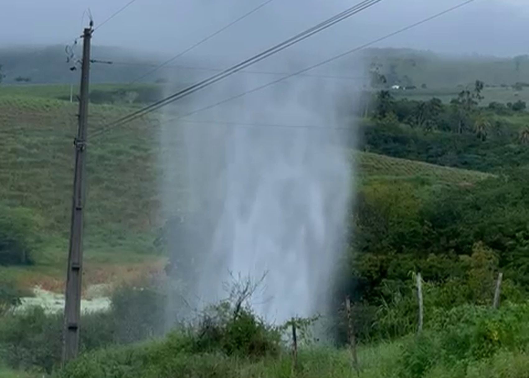 Rompimento de adutora deixa nove cidades sem água no interior de Sergipe