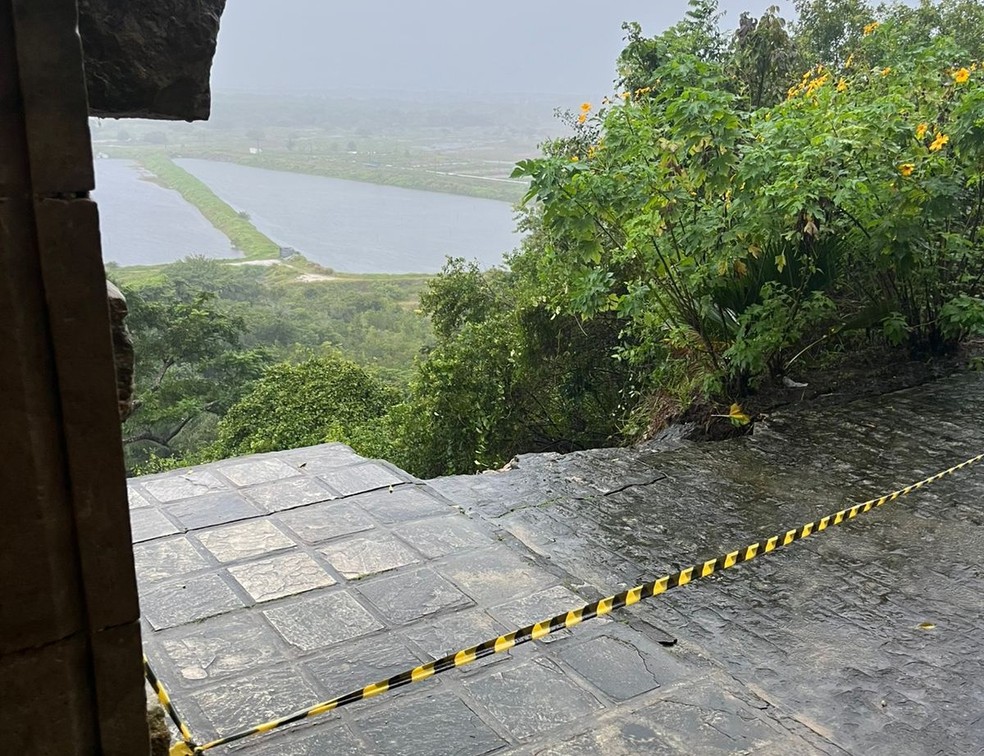 Acesso à área está totalmente interditado e área afetada está coberta com lonas. — Foto: Divulgação/Arquidiocese da Paraíba