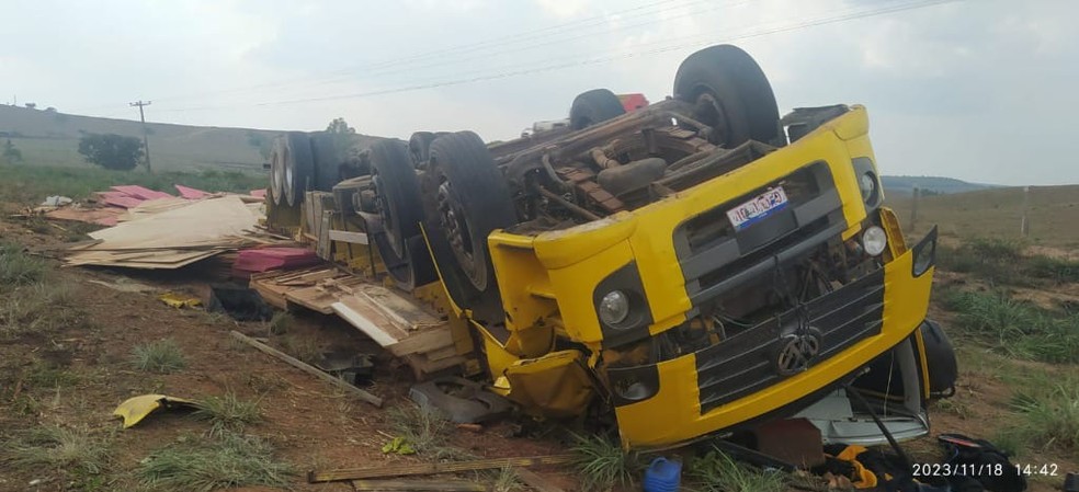 Condutor de caminhão fica gravemente ferido em acidente em Açailândia. — Foto: Divulgação/PRF