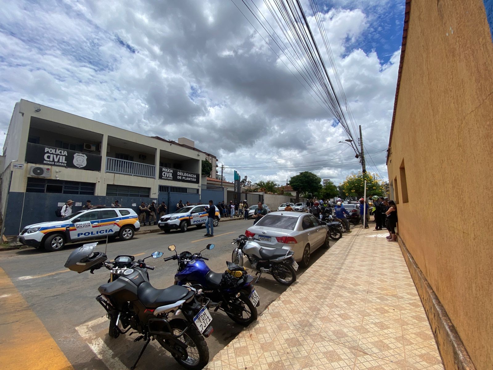 Motorista que matou entregador com manobra brusca é preso após fugir em alta velocidade sem prestar socorro