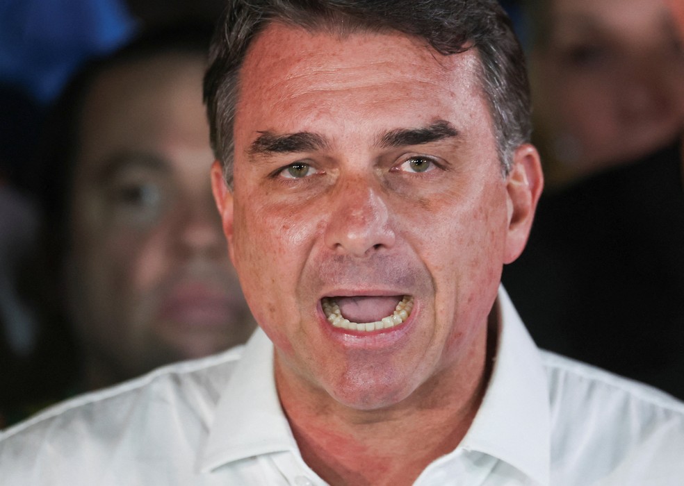 O candidato � presid�ncia do Brasil, Fl�vio Bolsonaro, do Partido Liberal (PL), discursa ap�s perder o segundo turno das elei��es presidenciais, em Bras�lia, Brasil, em 25 de outubro de 2026 � Foto: REUTERS/Agustin Marcarian