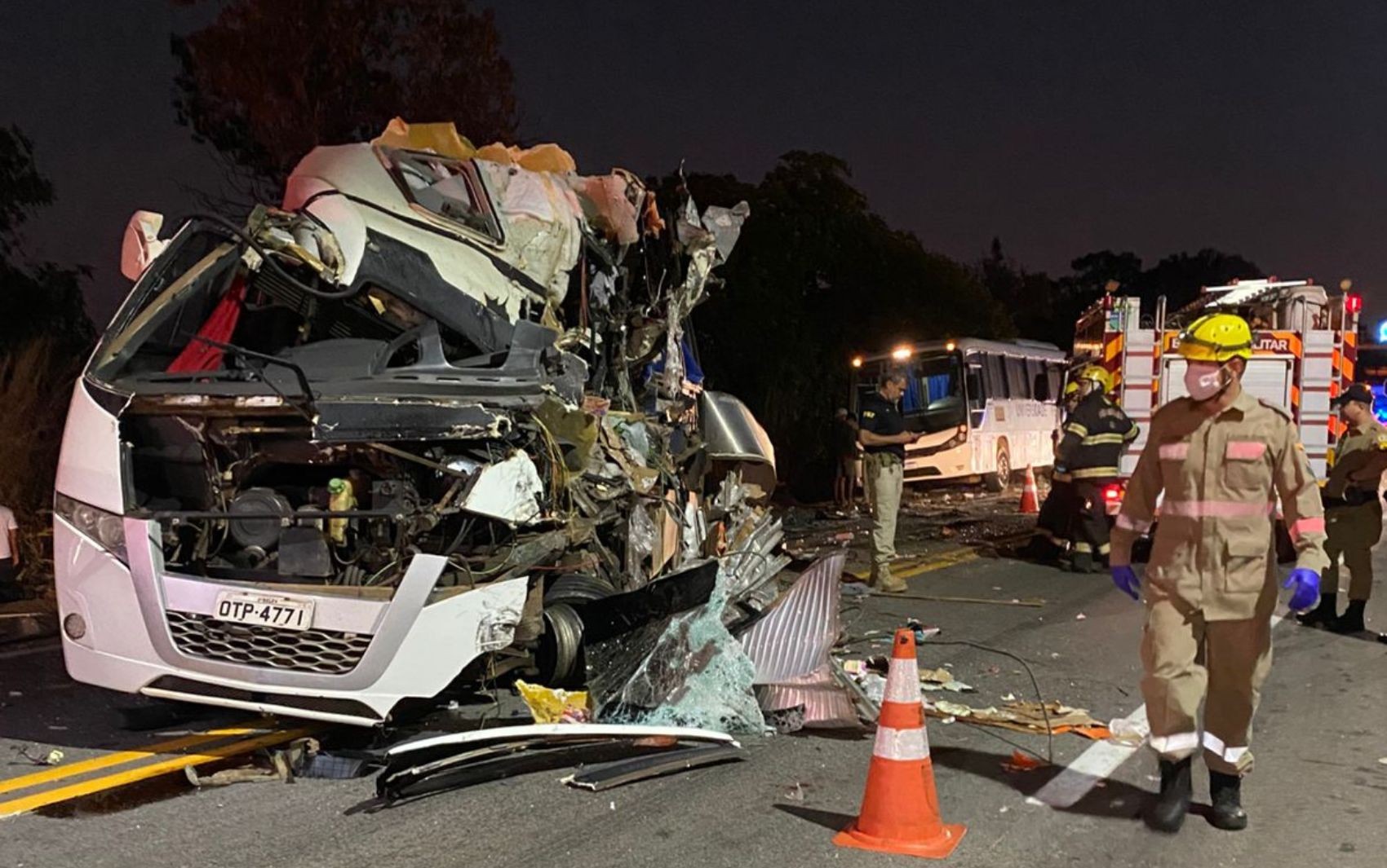 Acidente entre caminhão e micro-ônibus deixa mortos na BR-153