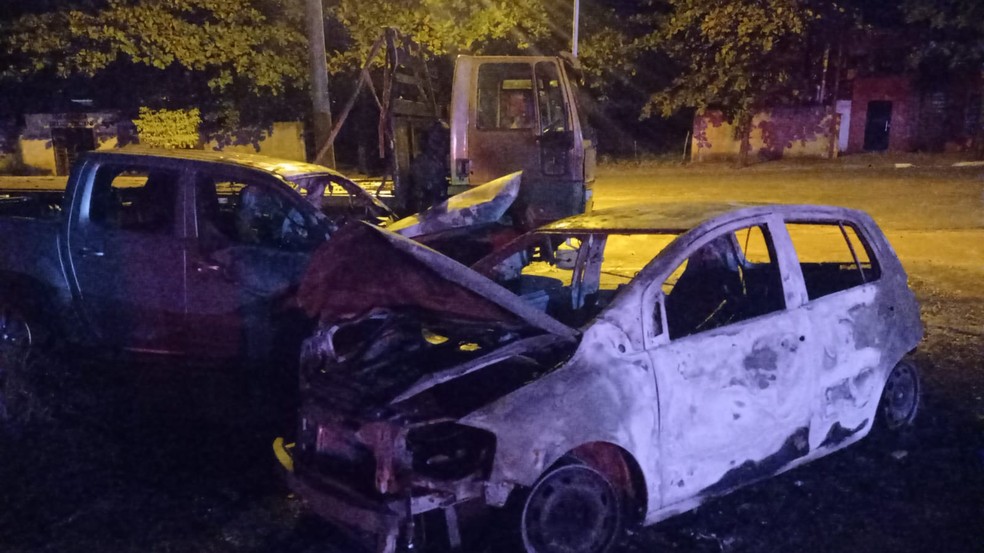 Incêndio atingiu dois três veículos estacionados na Delegacia da Polícia Civil, em Teodoro Sampaio (SP) — Foto: Teodoro Notícias