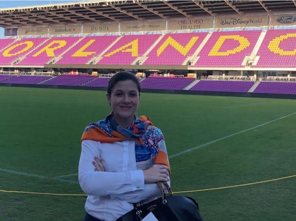 Quem é a advogada acusada por jogadores e técnico de futebol de golpe milionário