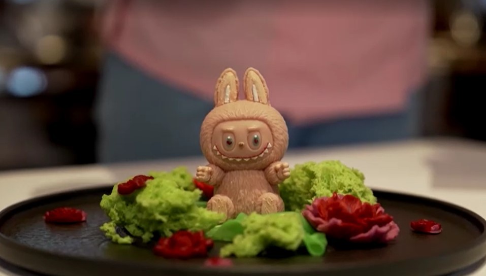 Labubu de chocolate e mousse de frutas vira 'hit' em restaurante russo; veja o vídeo