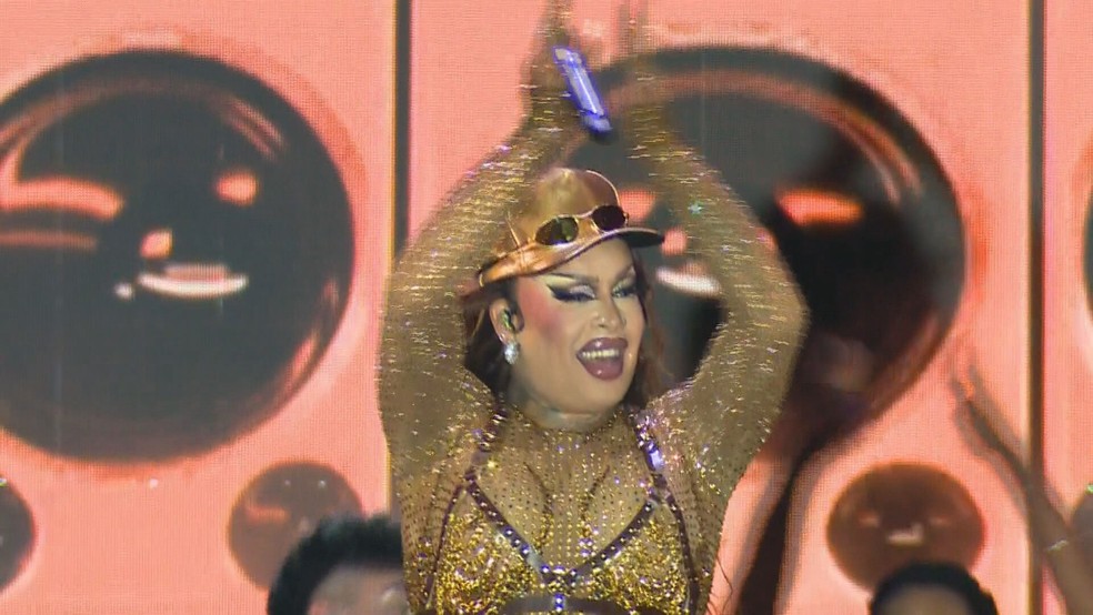 Gloria Groove no palco da Avenida Paulista — Foto: TV Globo