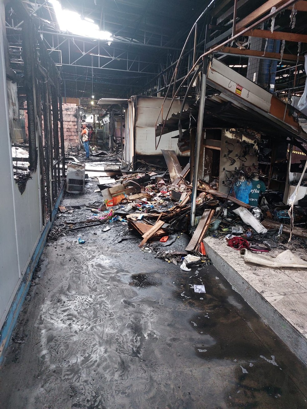 Incêndio na Feira do Santo Antônio, em Manaus. — Foto: Naine Carvalho/Rede Amazônica