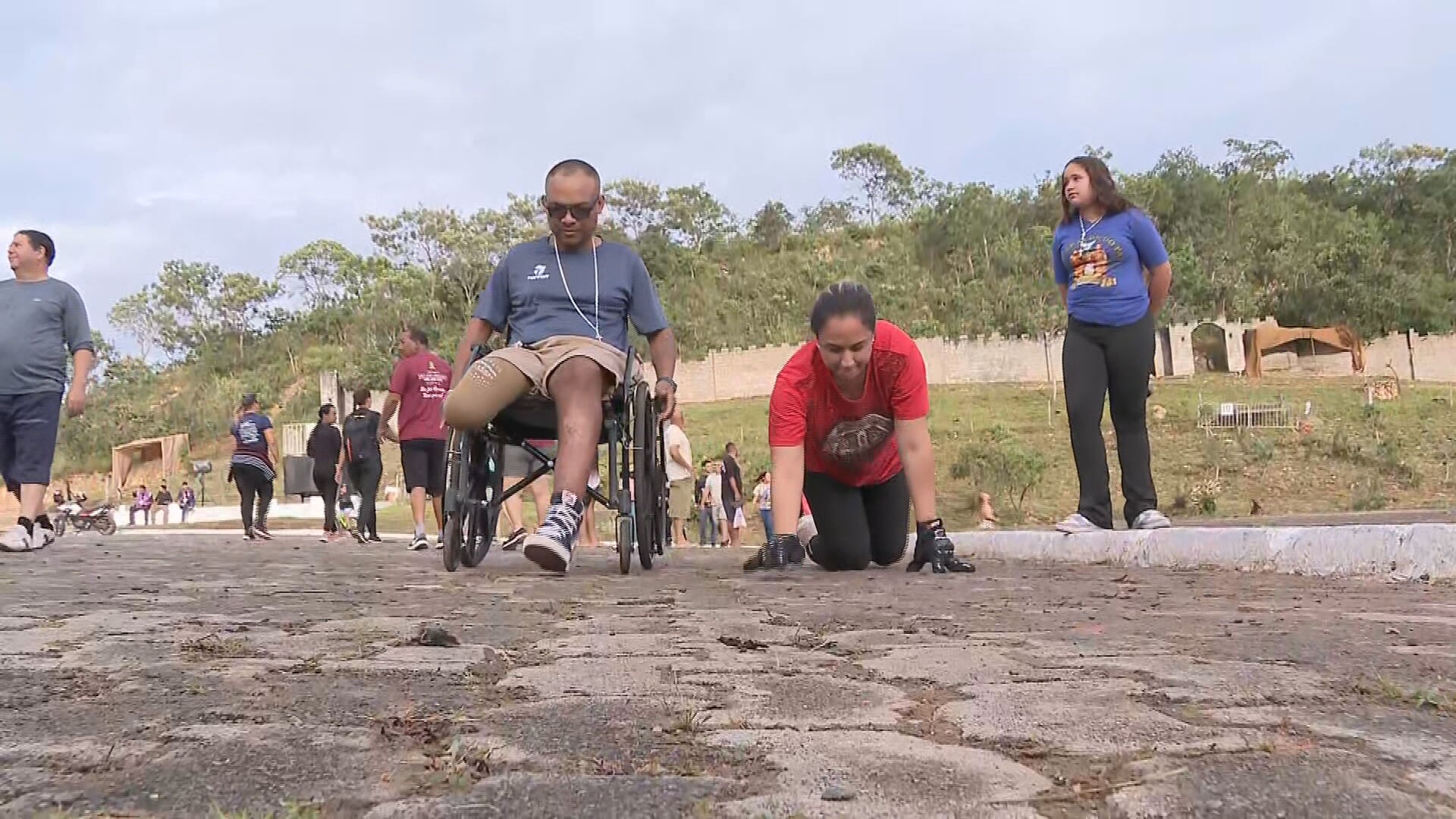 Via Sacra no Morro da Capelinha reúne fiéis em caminhada de fé, promessas e agradecimentos no DF 