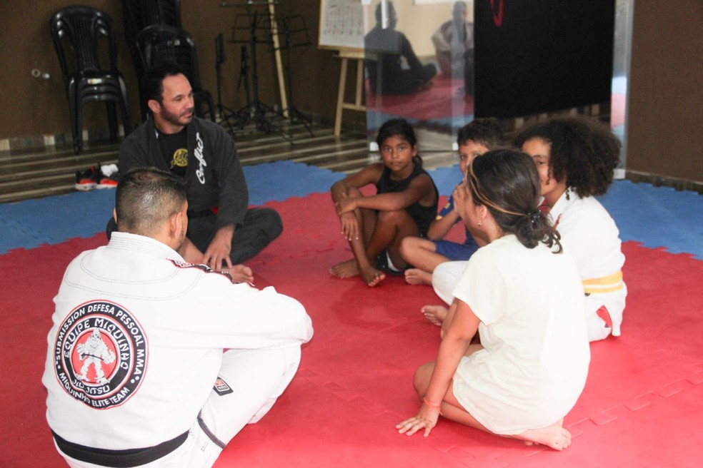 Padre João José Bezerra em visita a programa de artes marciais em Cerqueira César — Foto: Prefeitura de Cerqueira César/Divulgação