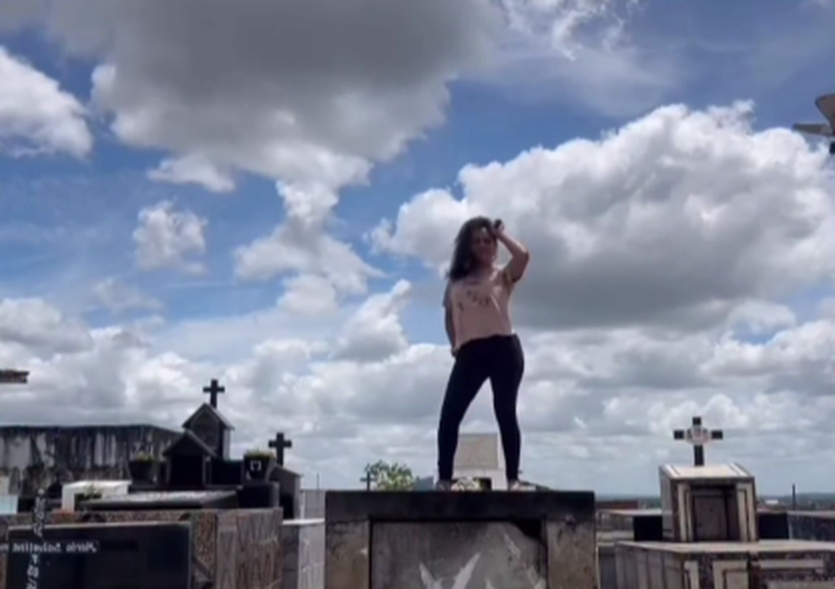 'Preciso pensar antes de gravar', diz jovem sobre repercussão negativa de vídeo de dancinha em cemitério de Sergipe