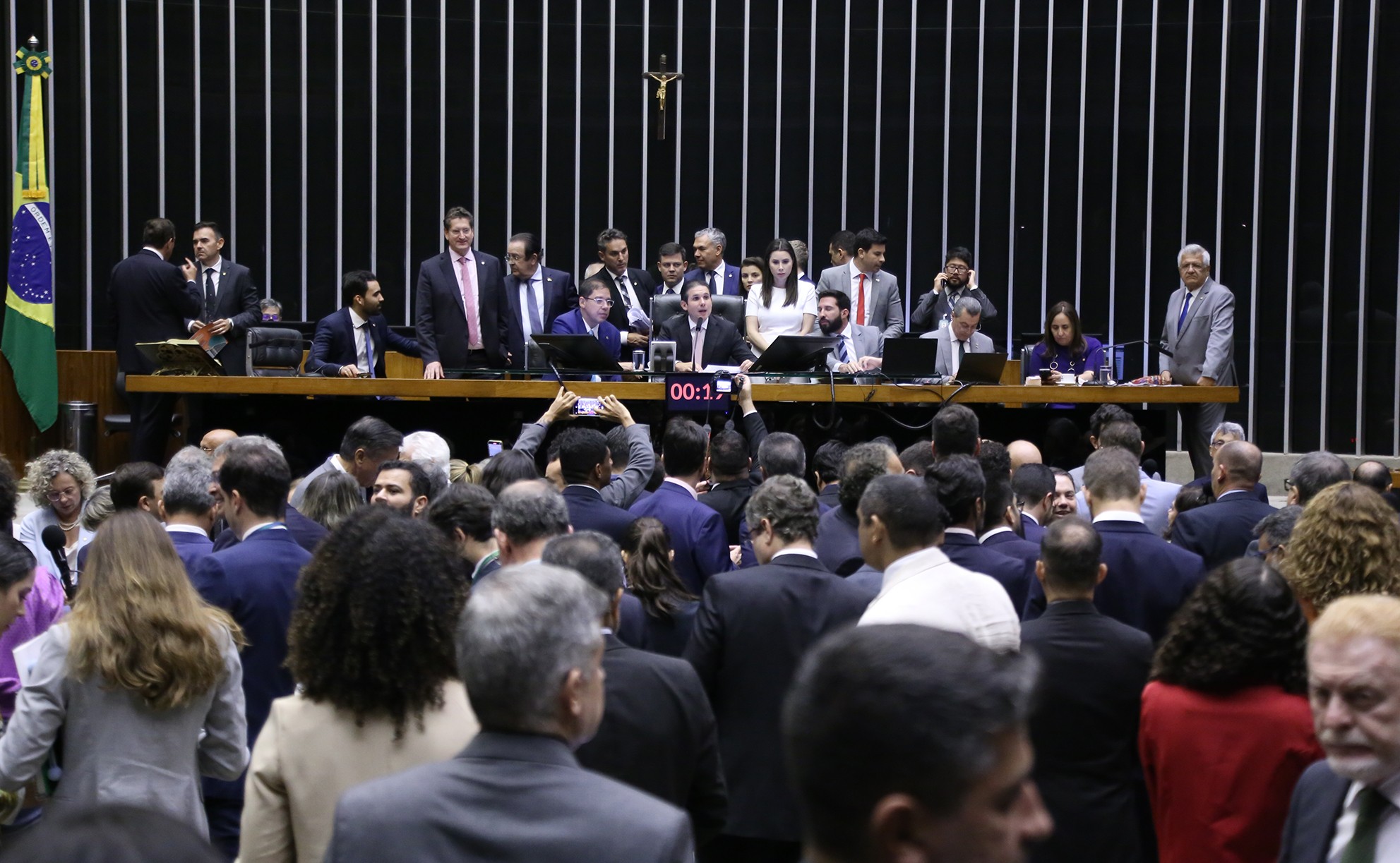 Pelo menos seis dos 20 partidos da Câmara veem regulação das redes sociais como uma prioridade | Política